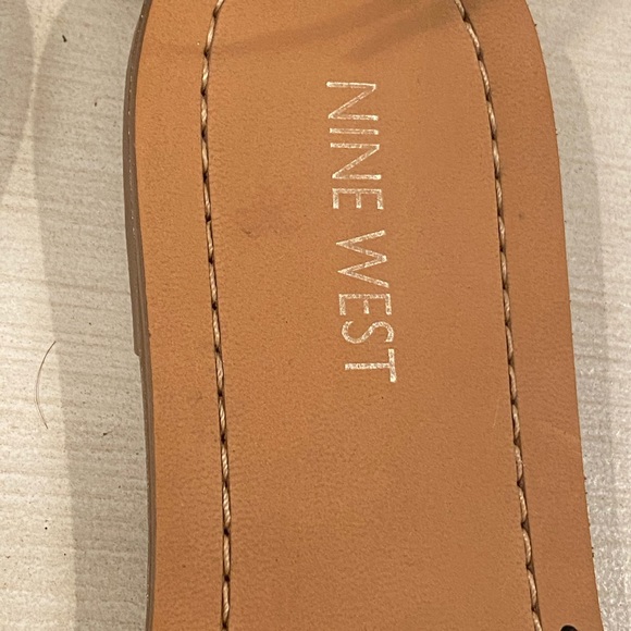 Nine West Chic Black Leather Thong Sandals Gold Accent Size 10 - Picture 5 of 9